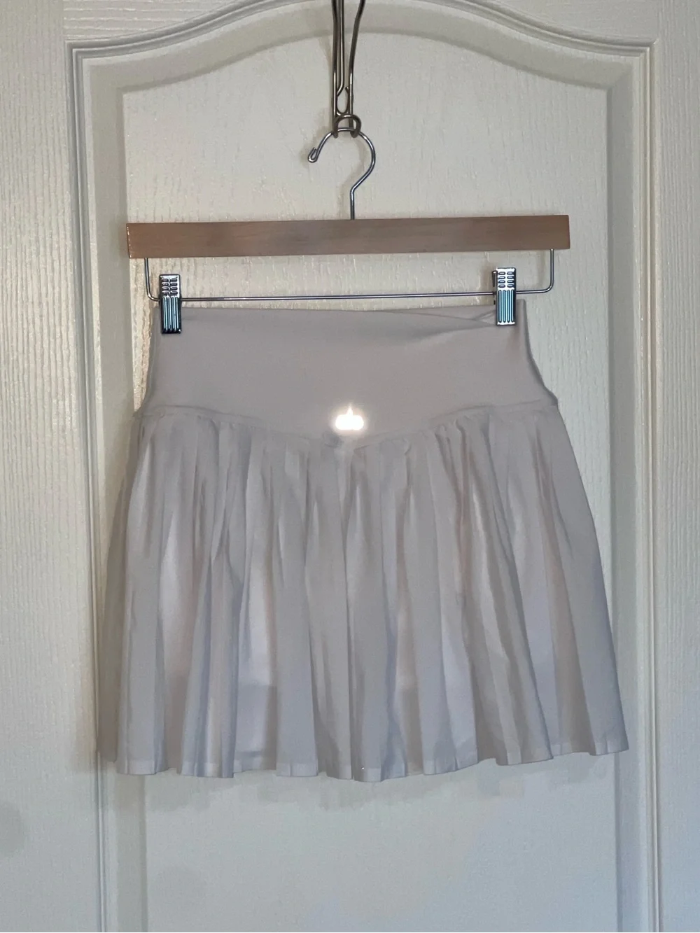 ALO YOGA White Pleated Mini Skirt with Elastic Banded Waist Sz Medium